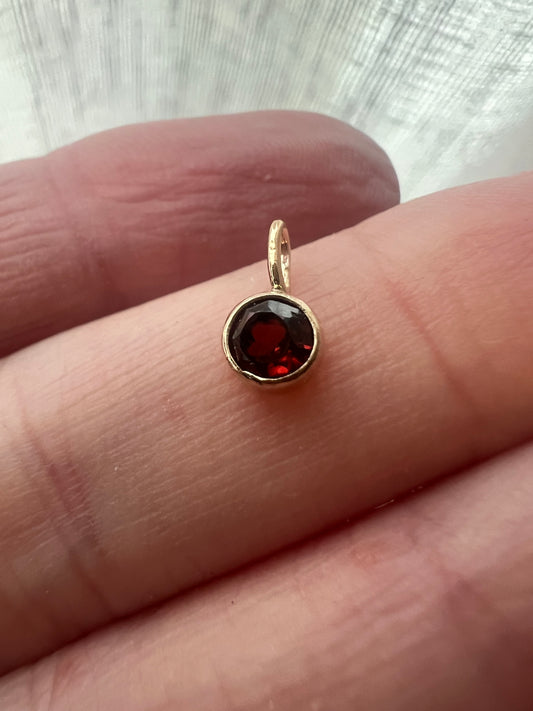 garnet pendant in solid gold | pendant only