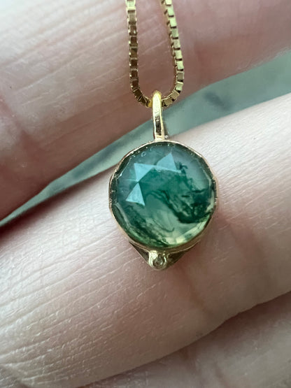 round moss agate pendant in solid gold